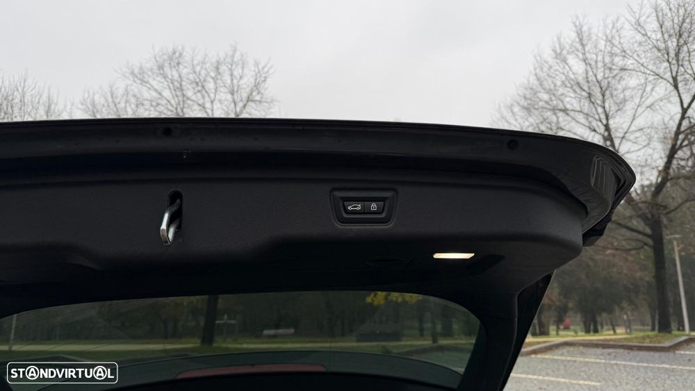 BMW 330 e Touring Pack Desportivo M Auto - 9