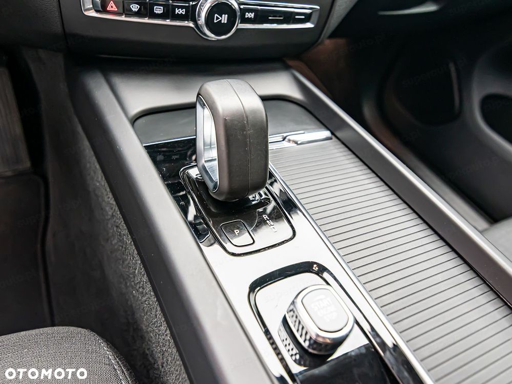 Volvo XC 60 B4 B Momentum - 22