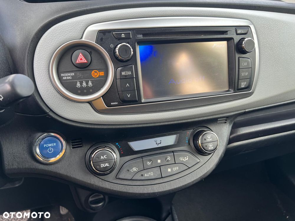 Toyota Yaris Hybrid 100 Premium - 13