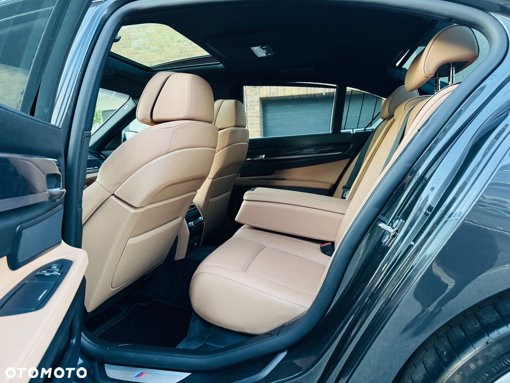 BMW Seria 7 740i - 8