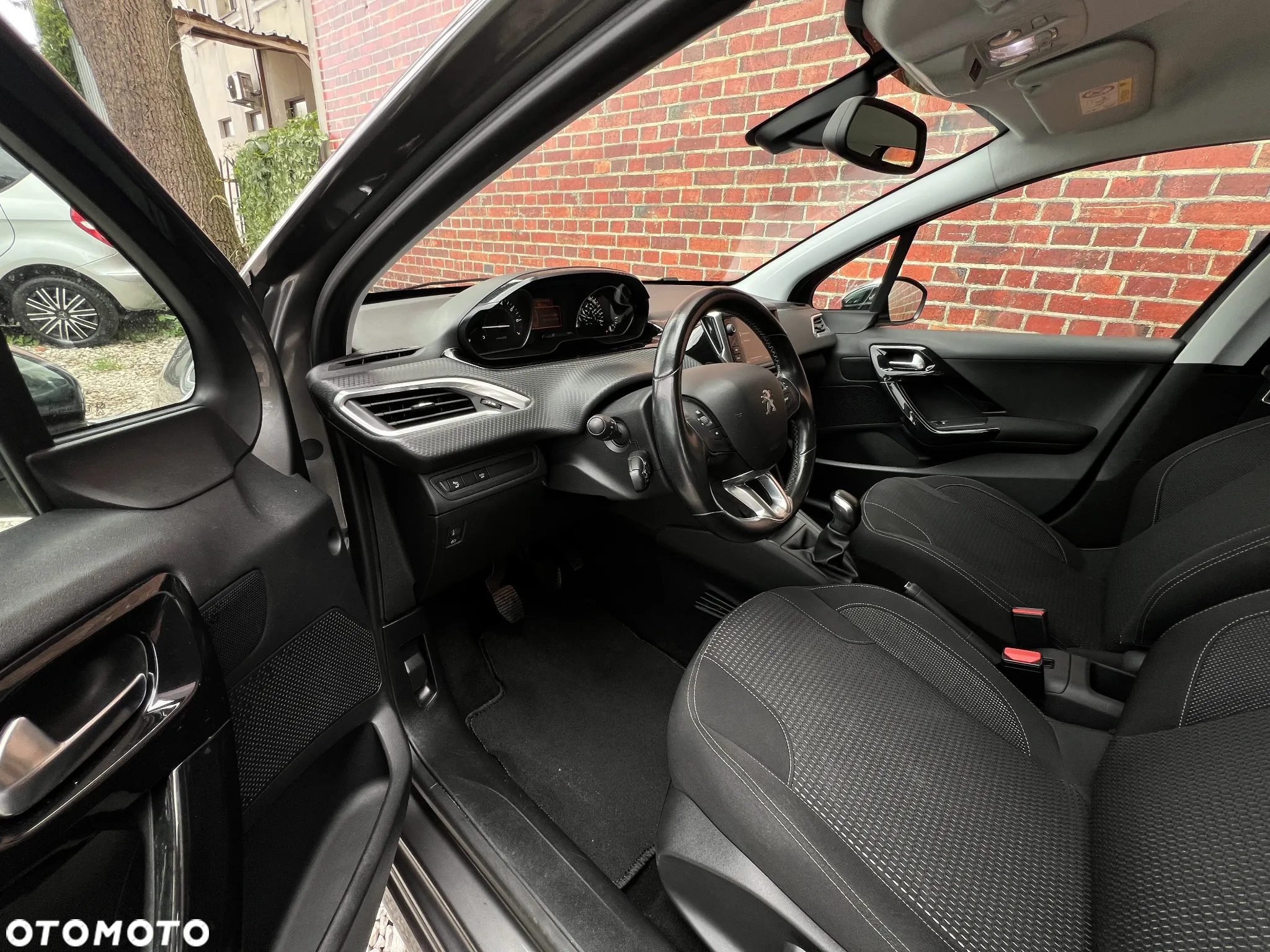 Peugeot 208 - 8