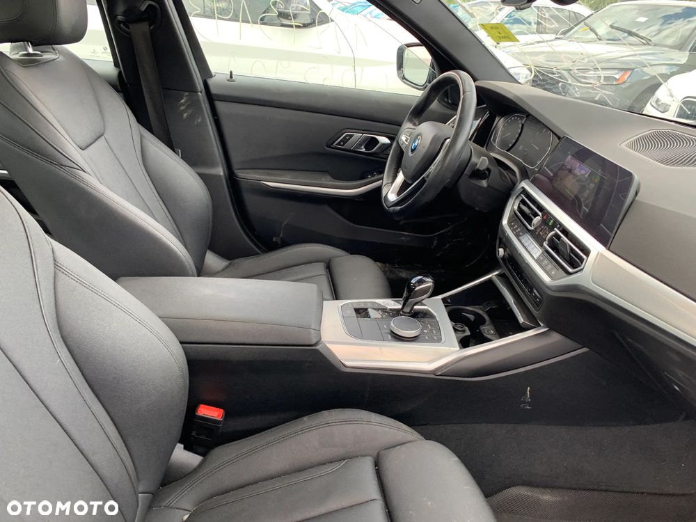 BMW Seria 3 330i xDrive - 10