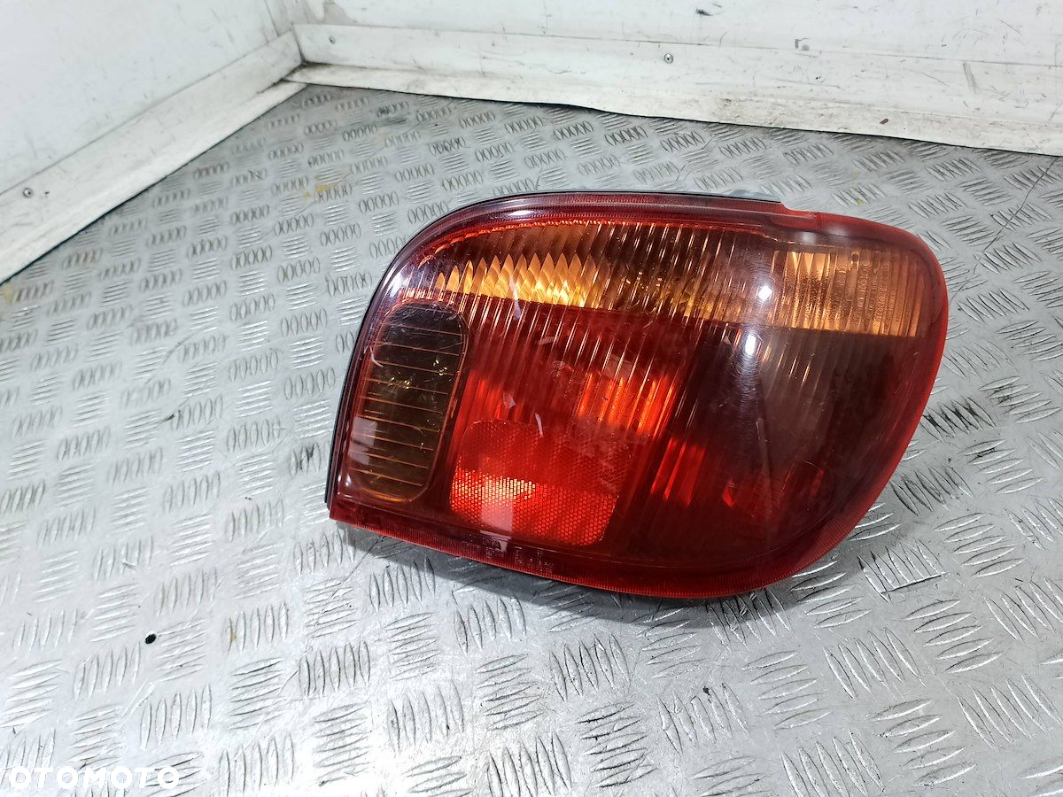 LAMPA TYLNA PRAWA TOYOTA YARIS I LIFT SEDAN - 5