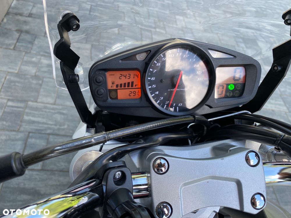 Suzuki GSR - 8