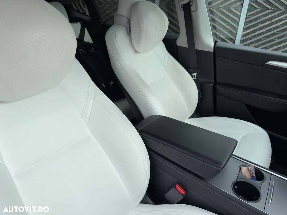 Tesla Model Y Long Range AWD - 9