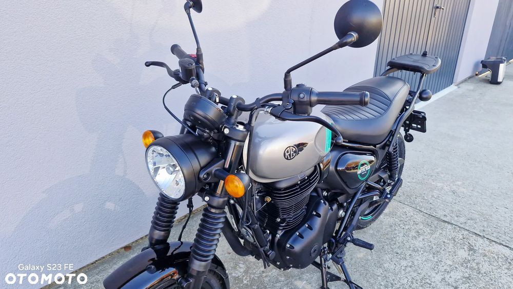 Royal Enfield HNTR - 24