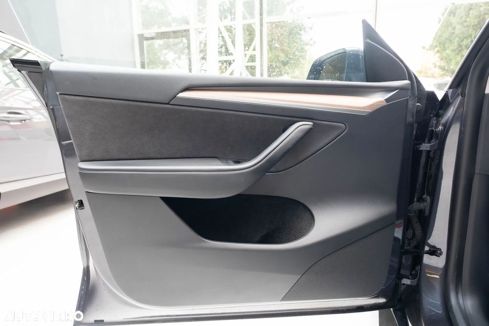 Tesla Model Y AWD Long Range - 23