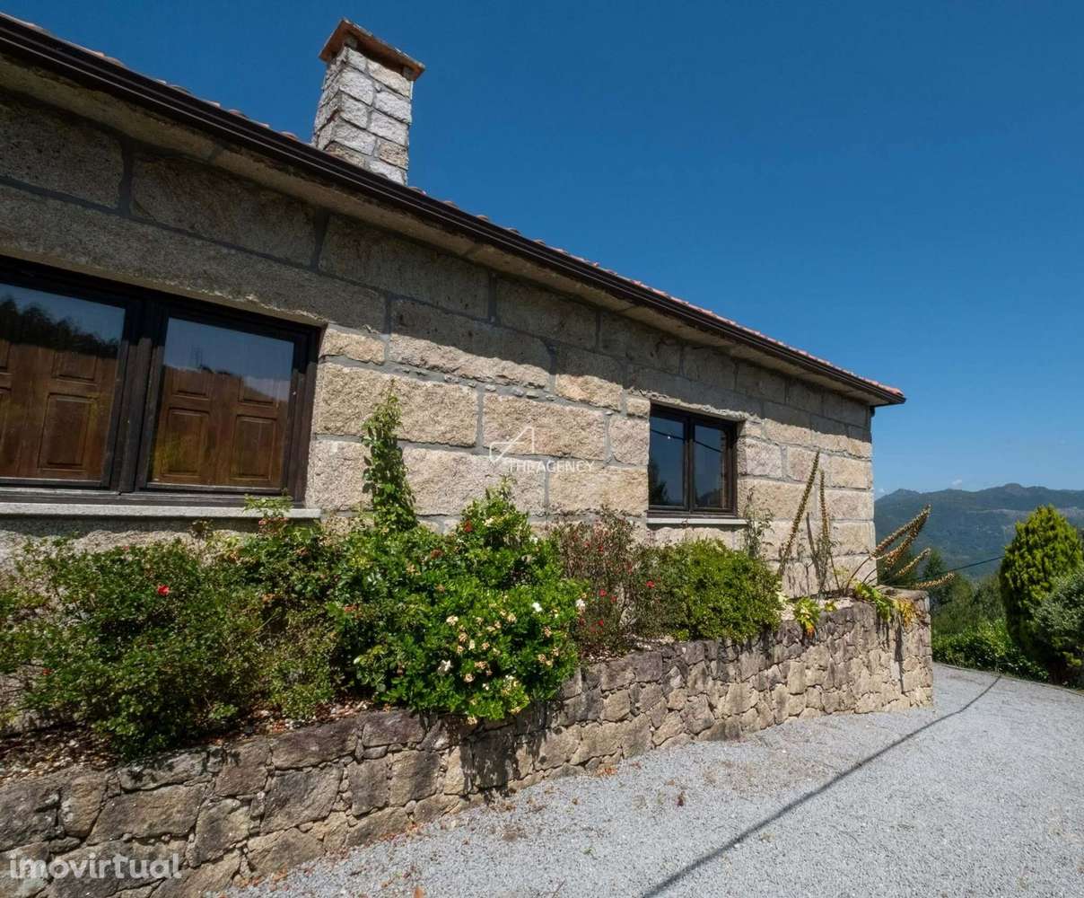 Oportunidade Única no Gerês: Moradia de 3 Quartos com Piscina Natural - Grande imagem: 2/33