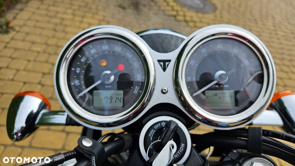 Triumph Bonneville - 13