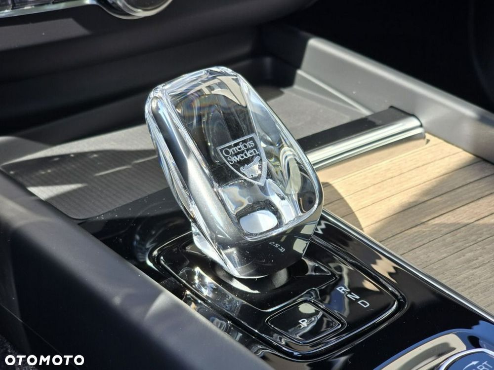 Volvo XC 60 T8 Plug-In Hybrid AWD Ultra Dark - 22
