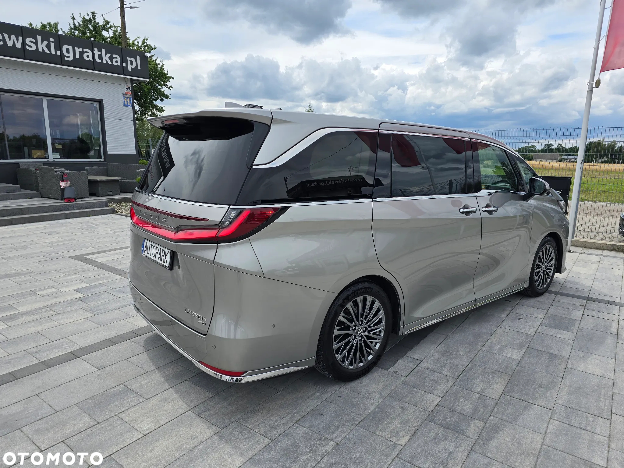 Lexus LM 350h Omotenashi - 11