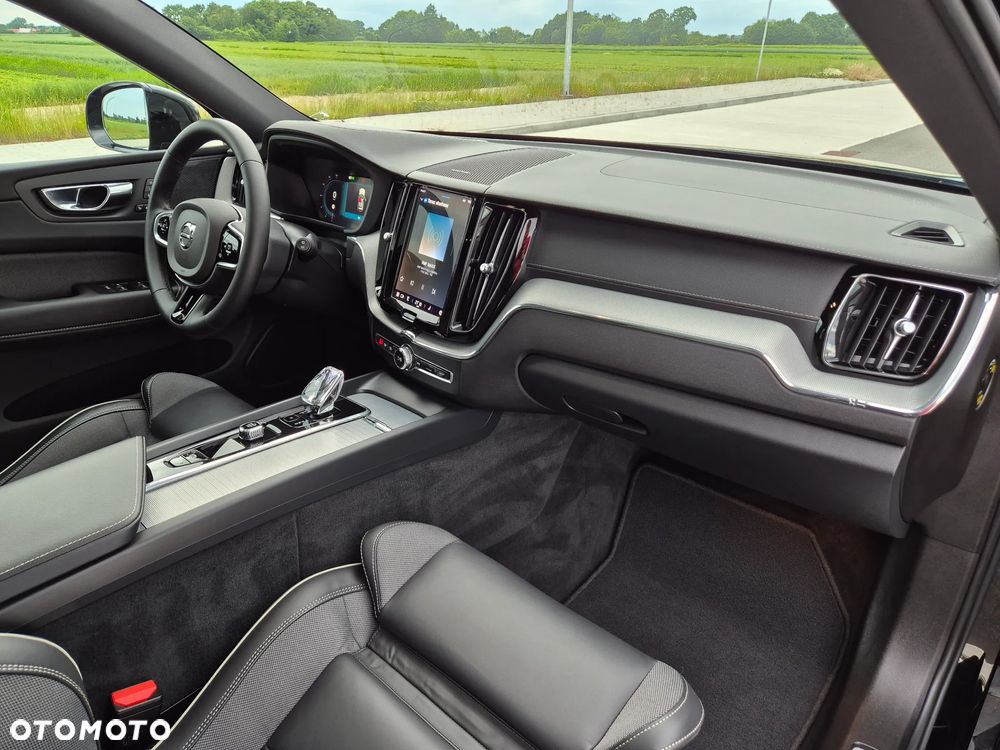 Volvo XC 60 B5 D AWD Ultimate Dark - 21