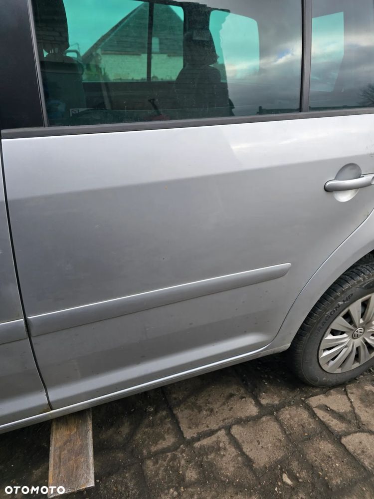Drzwi lewy tył  vw Touran 03-15 w kolorze LA7W - 1