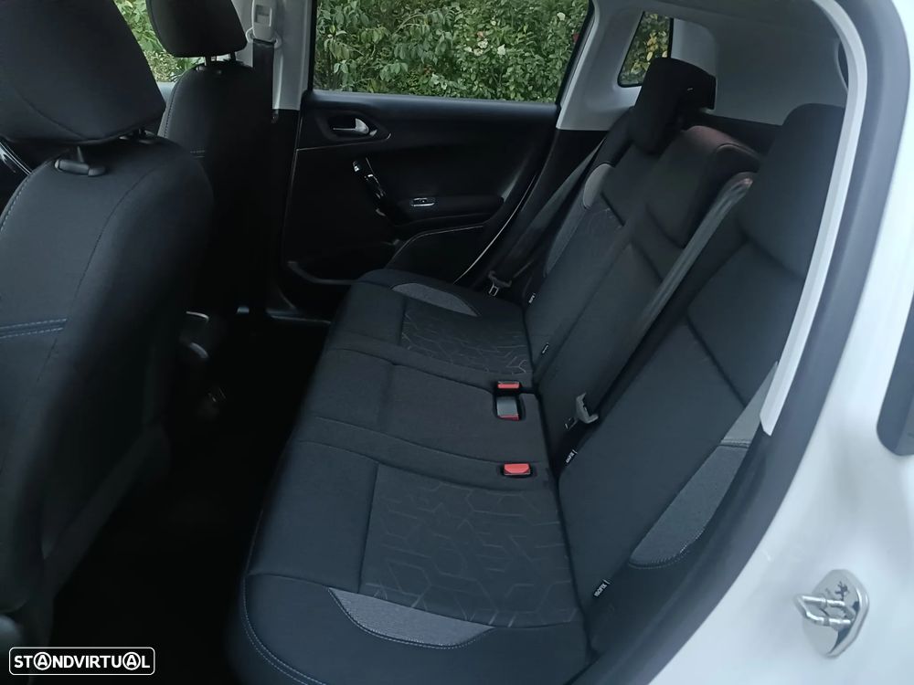 Peugeot 2008 1.2 PureTech Signature - 11