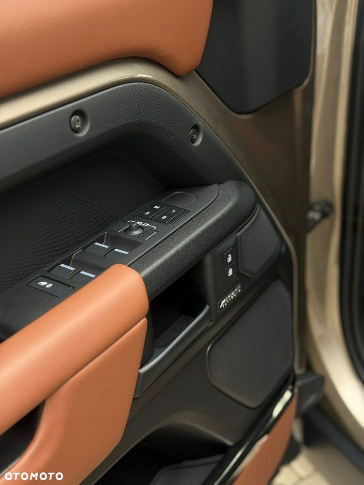 Land Rover Defender - 20