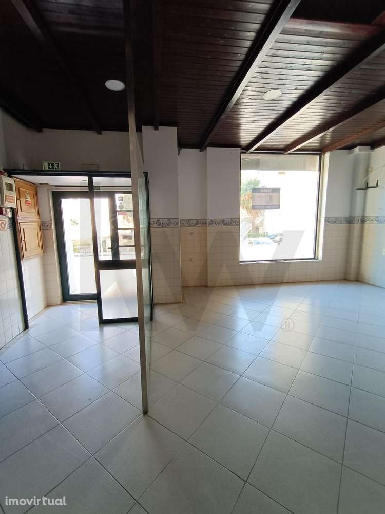 VENDA | ESPAÇO COMERCIAL COM ARRECADAÇÃO – CENTRO DE ALVERCA - Grande imagem: 2/37