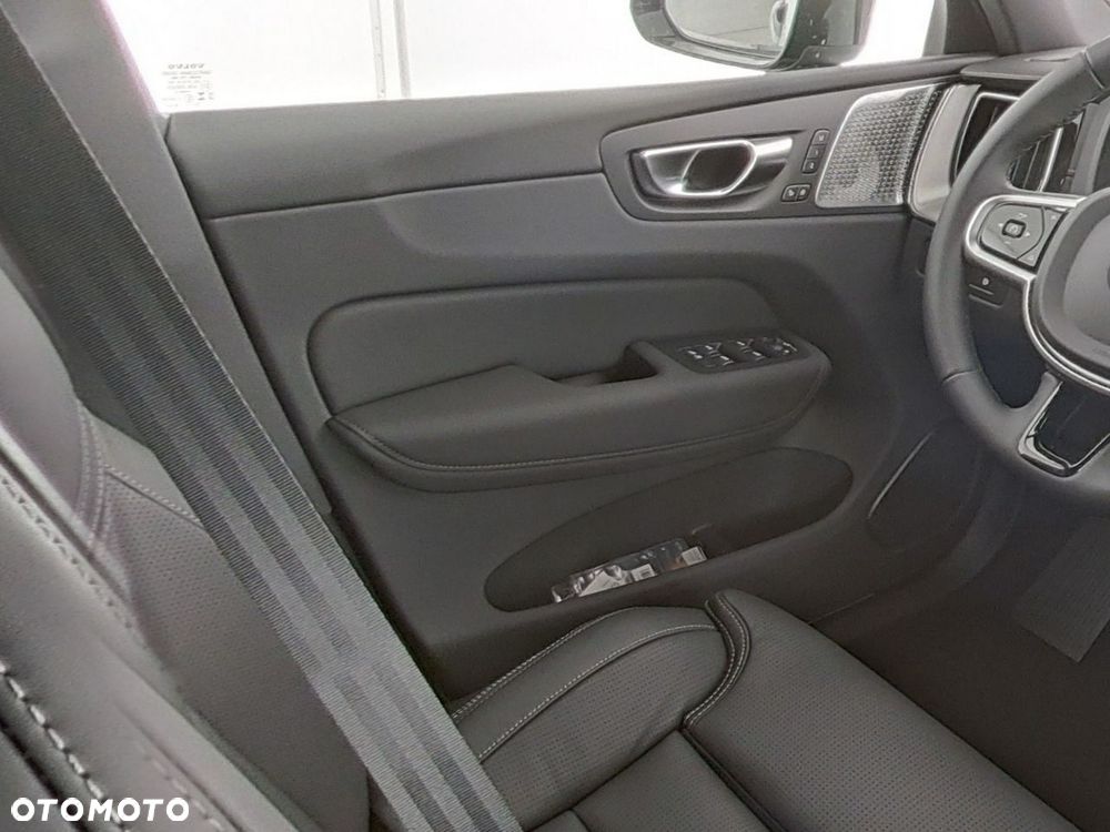 Volvo XC 60 T8 Plug-In Hybrid AWD Ultra Black Edition - 12