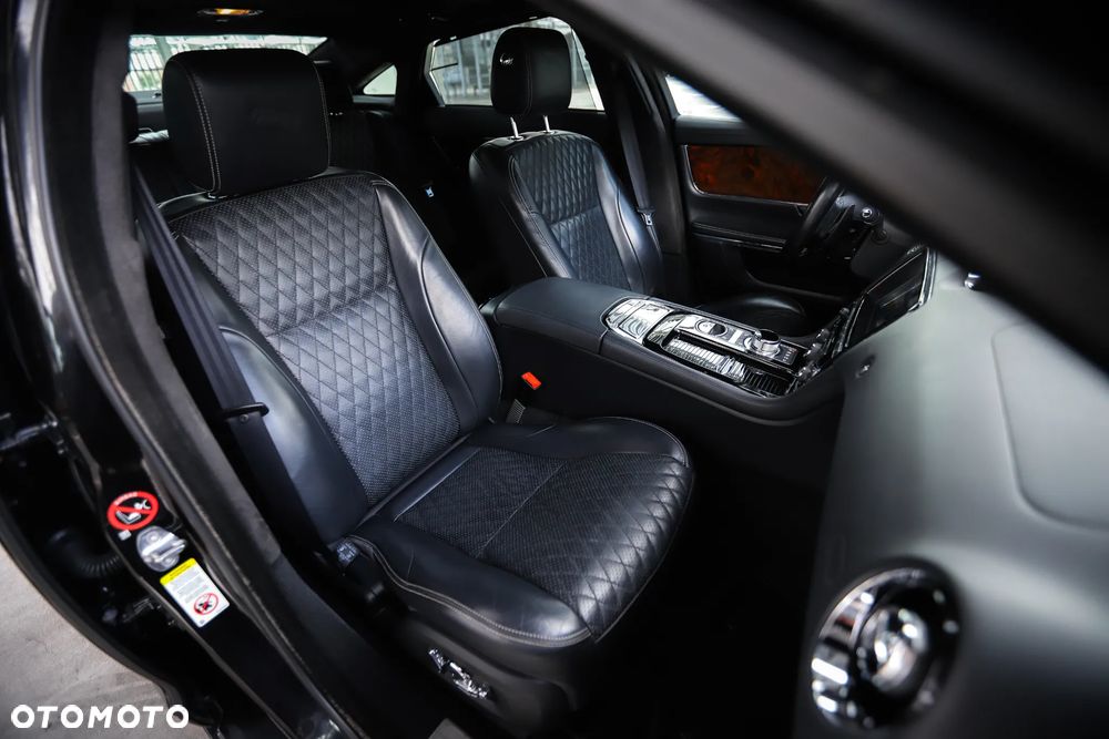 Jaguar XJ 3.0 T AWD LWB Portfolio - 11