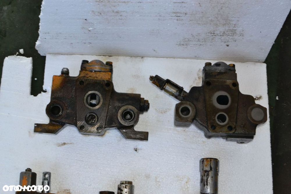 Rozdzielacz Case 595 Serial: B 8901 _ 358 Sekcje Cześci typ 580, 590 - 3