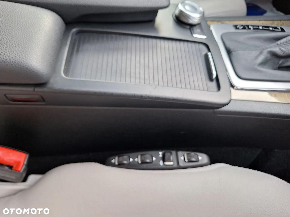 Mercedes-Benz Klasa C 250 CGI BlueEff Elegance - 35