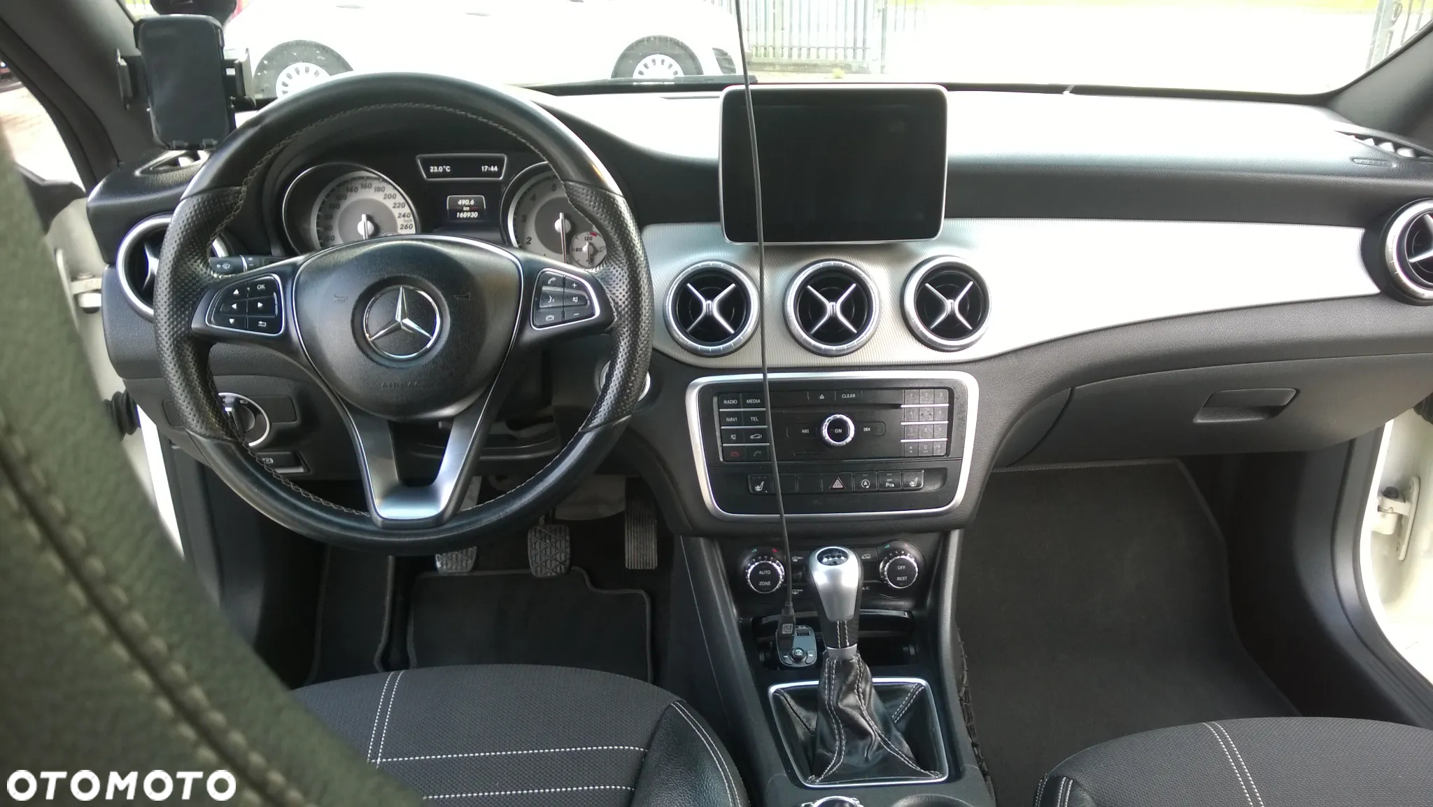 Mercedes-Benz CLA Shooting Brake 200 Peak Edition - 12