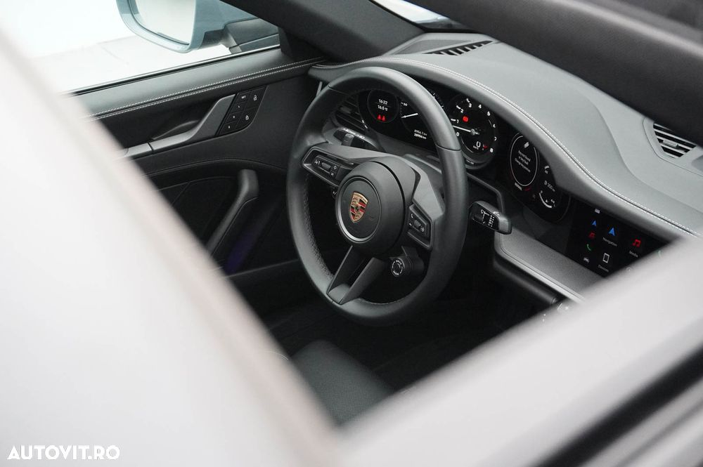 Porsche 911 Carrera 4 PDK - 12