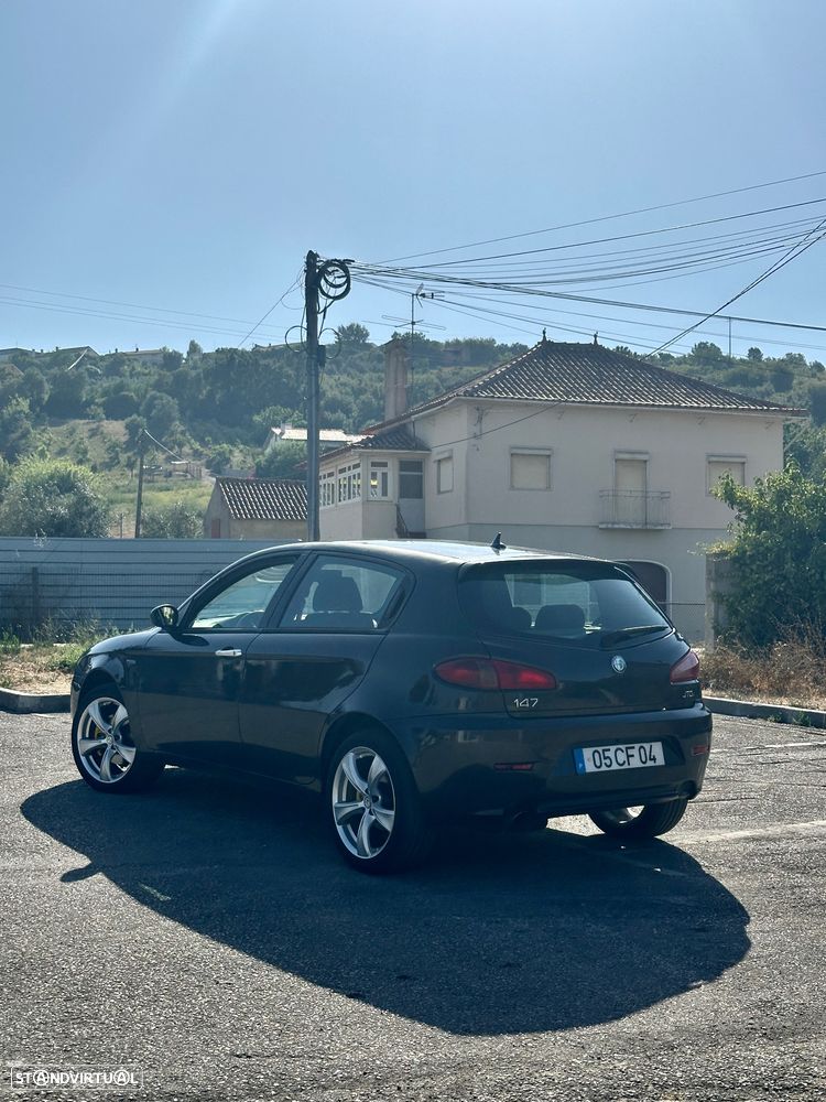 Alfa Romeo 147 1.9 JTDM 8V - 5