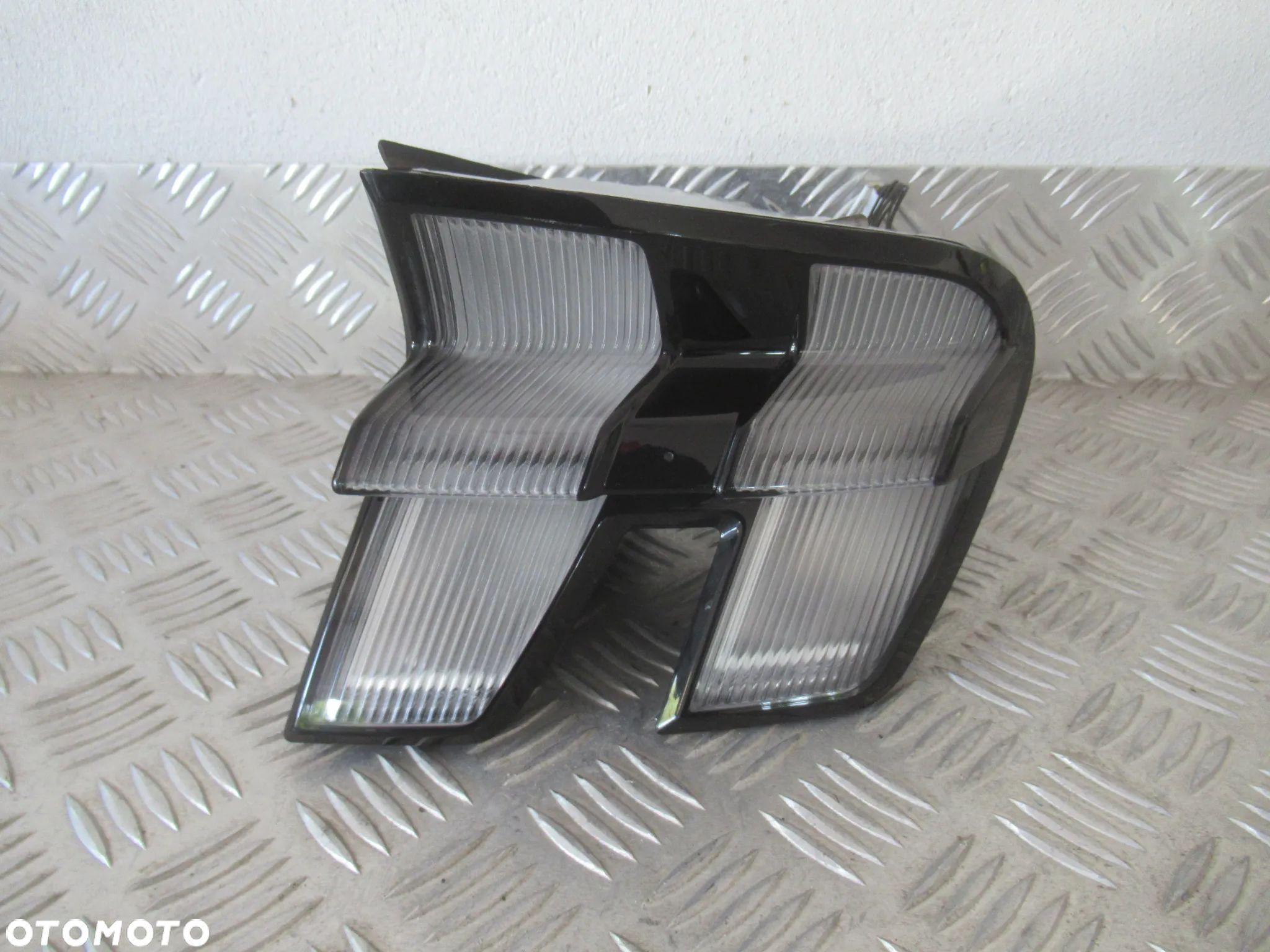 LAMPA TYLNA TYŁ PRAWA FORD MUSTANG MACH-E LED LJ8B-13404-AE 2020 - 1