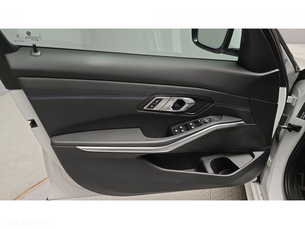 BMW Seria 3 320d xDrive mHEV M Sport - 17