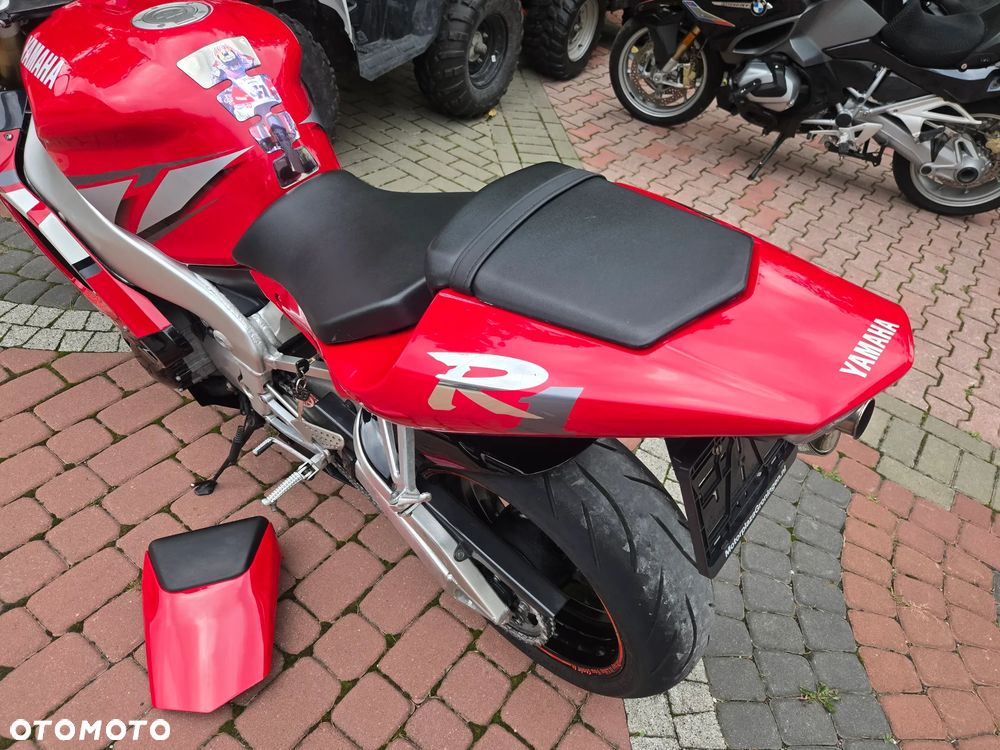 Yamaha R1 - 32