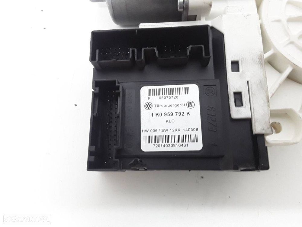 MOTOR ELEVADOR DE VIDRO FRONTAL DIREITO VOLKSWAGEN GOLF V 2007 -1K4837402T - 2