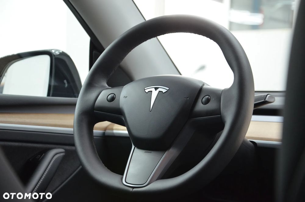 Tesla Model Y Long Range AWD - 16