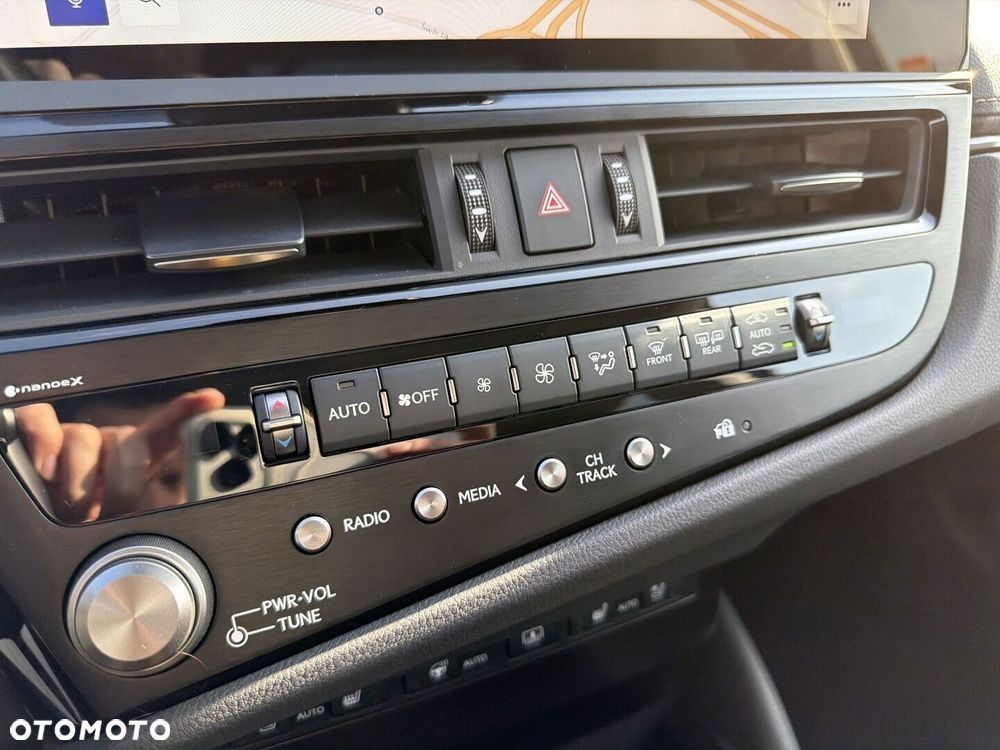 Lexus ES 300h Prestige - 26