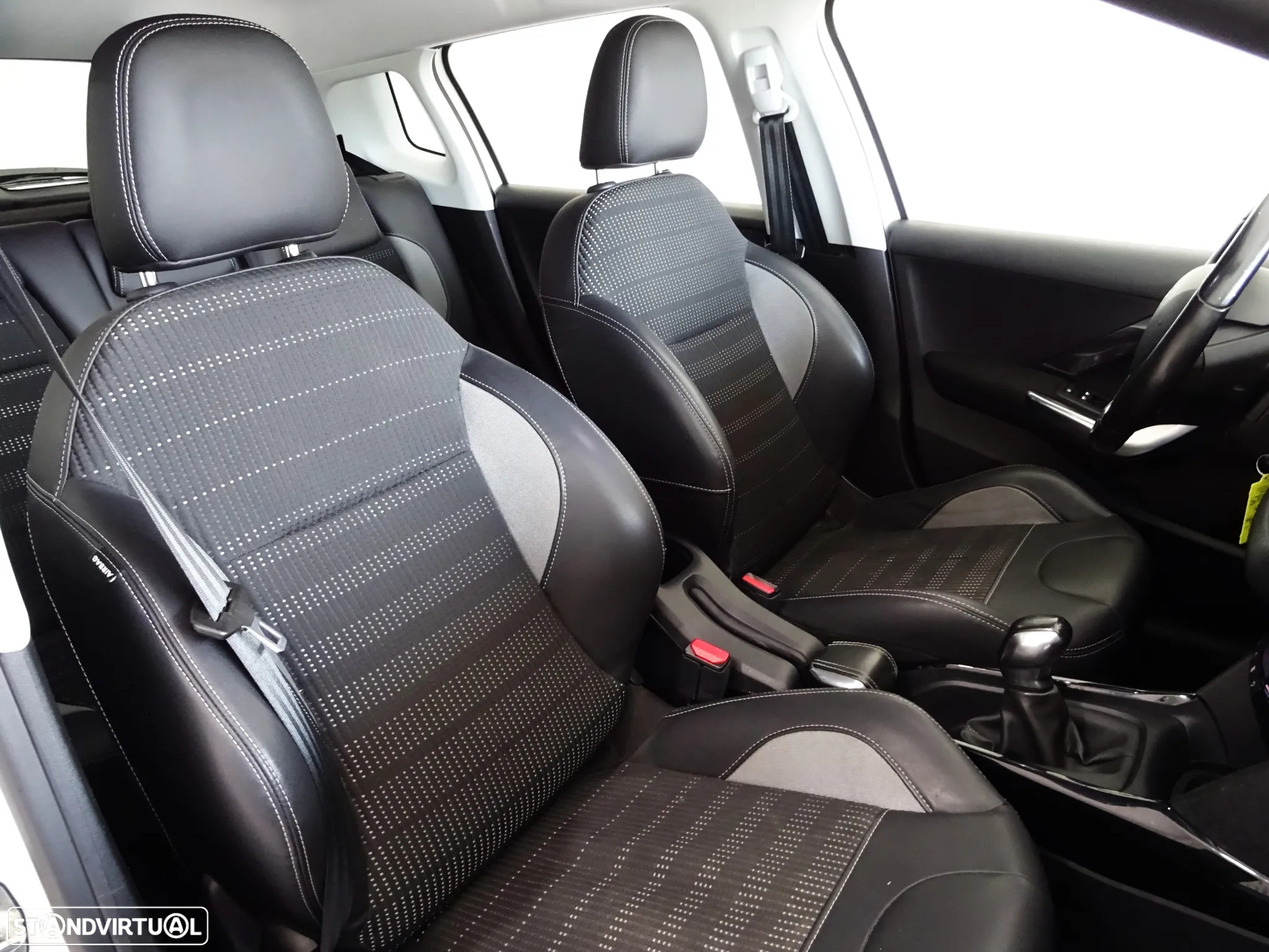 Peugeot 2008 1.2 PureTech Allure - 12