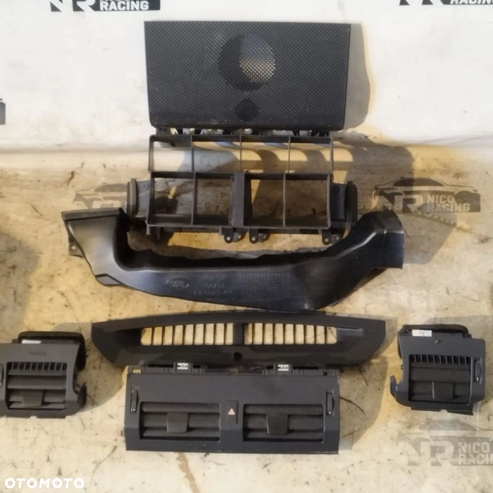 RURY WLOTY POWIETRZA OSŁONA GŁOŚNIKA DESKI RANGE ROVER DEFENDER II L663 - 2