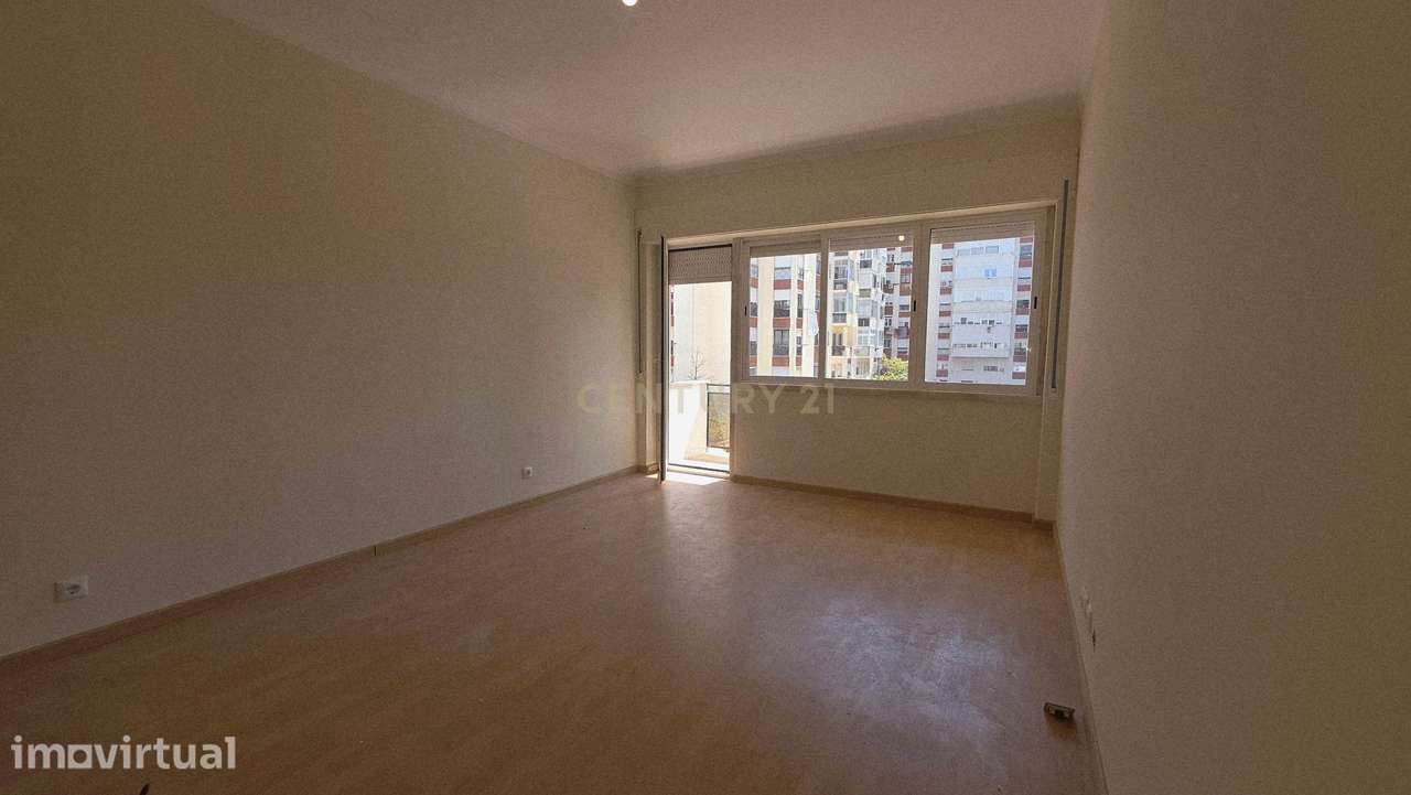 Apartamento Renovado em Oeiras  Nova com 3 Quartos e Varanda! - Grande imagem: 3/8
