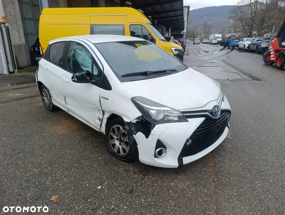 Toyota Yaris Hybrid 100 Life - 1
