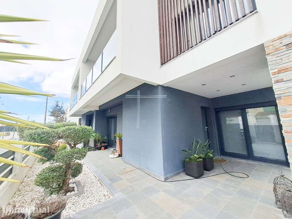 Moradia geminada T4, arquitetura contemporânea com garagem e piscin... - Grande imagem: 2/42