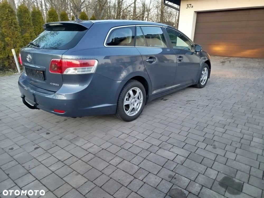 Toyota Avensis 1.8 Comfort - 6