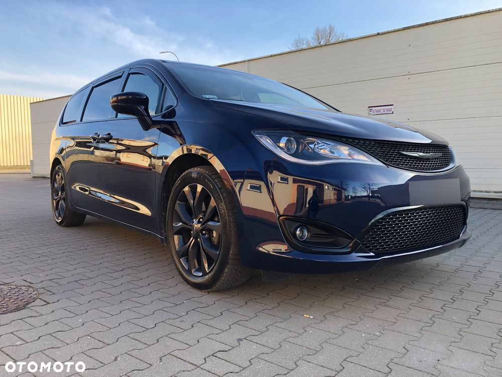 Chrysler Pacifica - 2