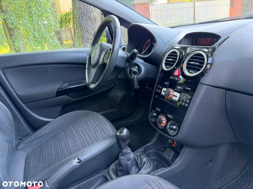 Opel Corsa 1.2 16V Cosmo - 24