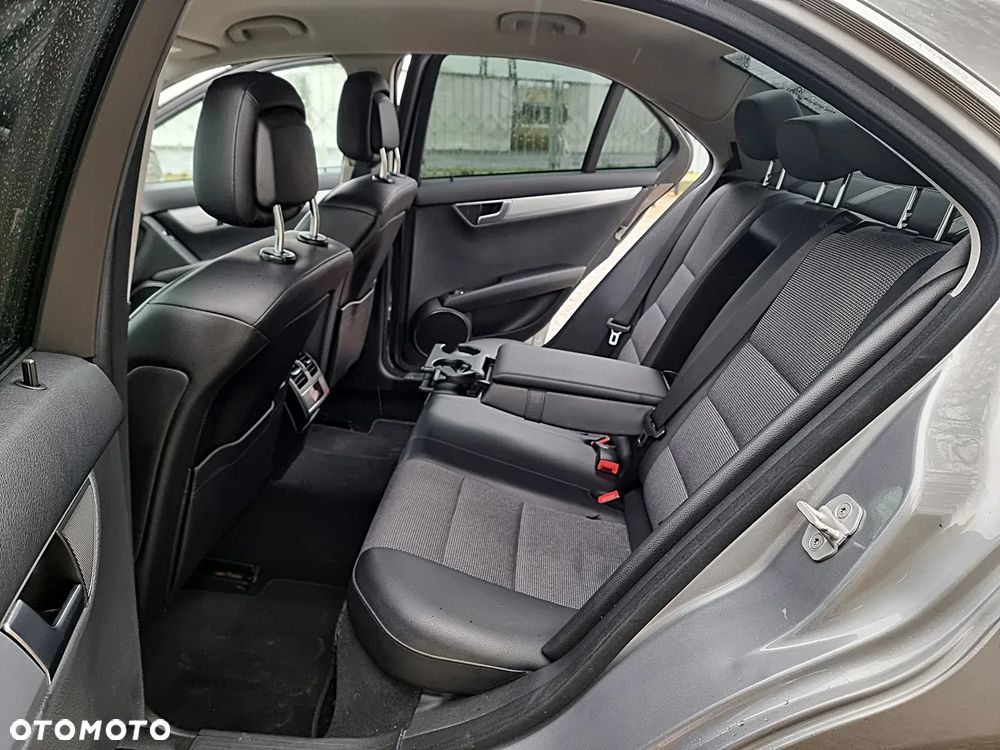 Mercedes-Benz Klasa C 180 CGI BlueEFFICIENCY Avantgarde - 8