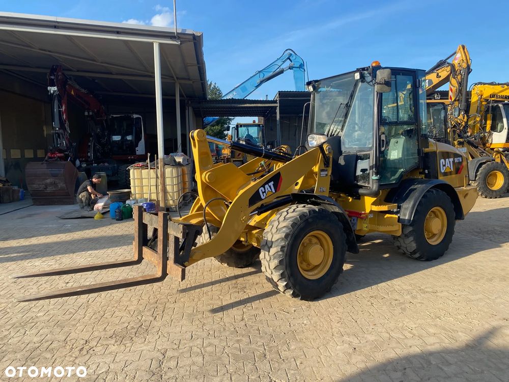 Caterpillar CAT 907M, 3400 MTH, 2015 ROK, ŁYŻKA OTWIERANA + WIDŁY, z NIEMIEC, - 9