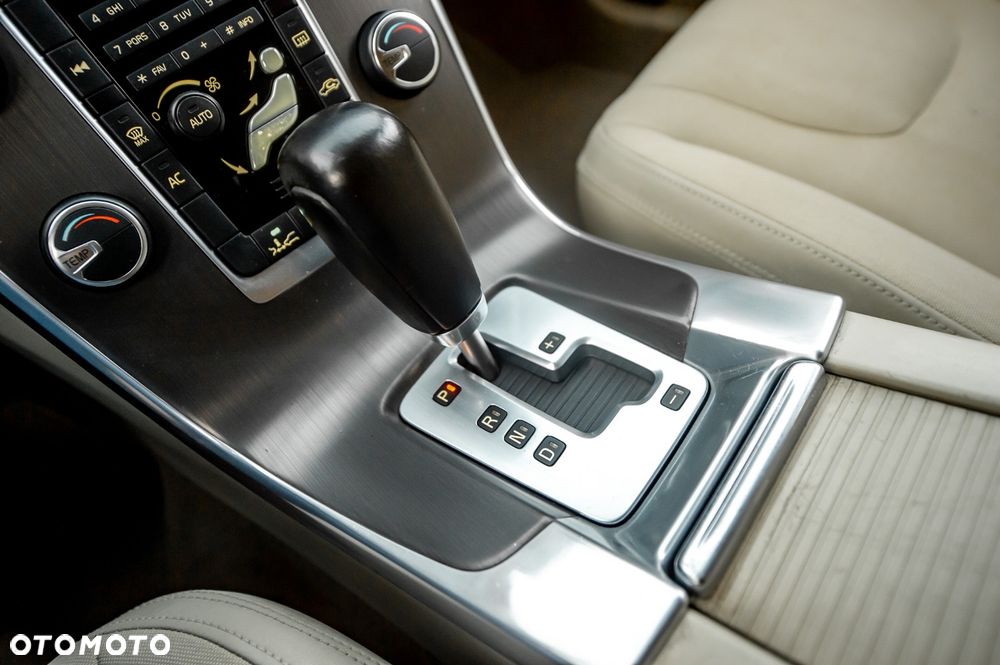 Volvo V60 T6 AWD Geartronic Momentum - 33