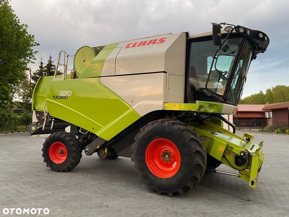 Claas Tucano 320 - 12