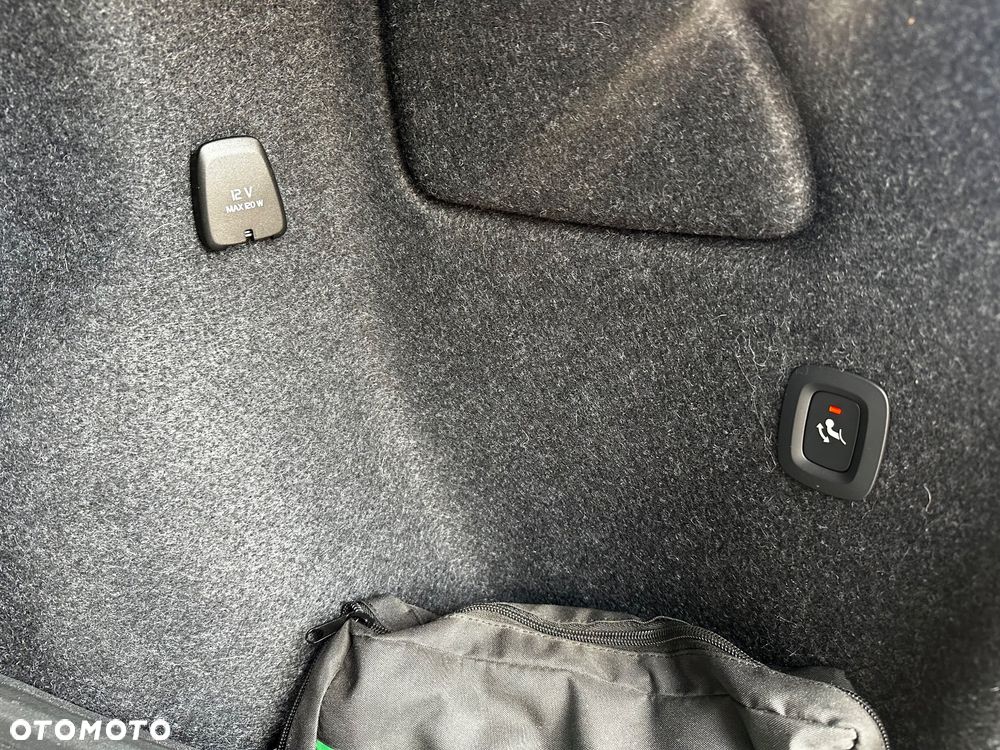Volvo XC 40 T2 Plus Dark - 22