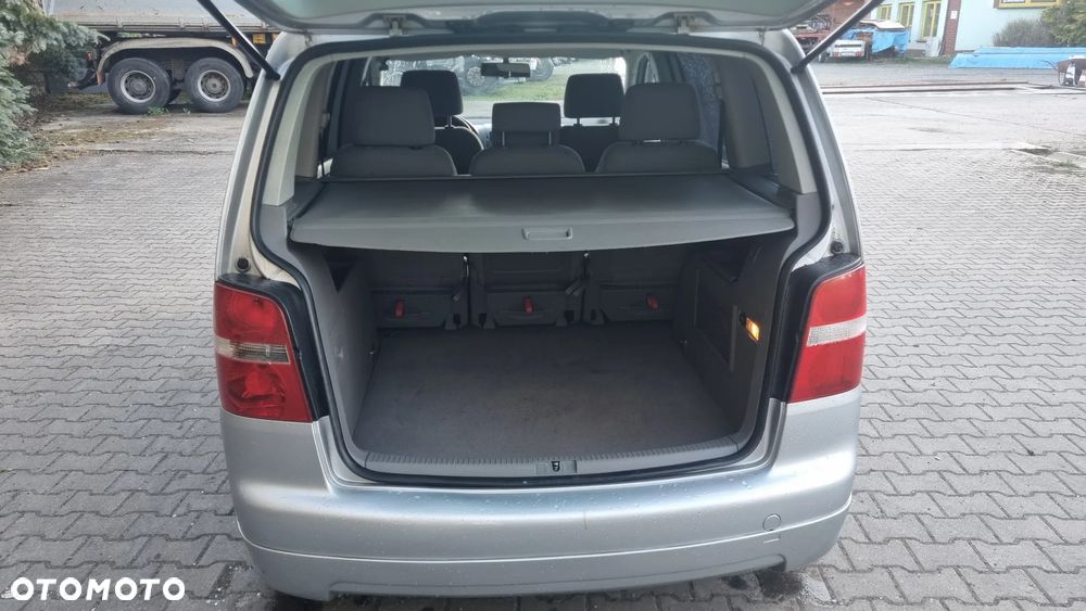 Volkswagen Touran 1.6 FSI - 9