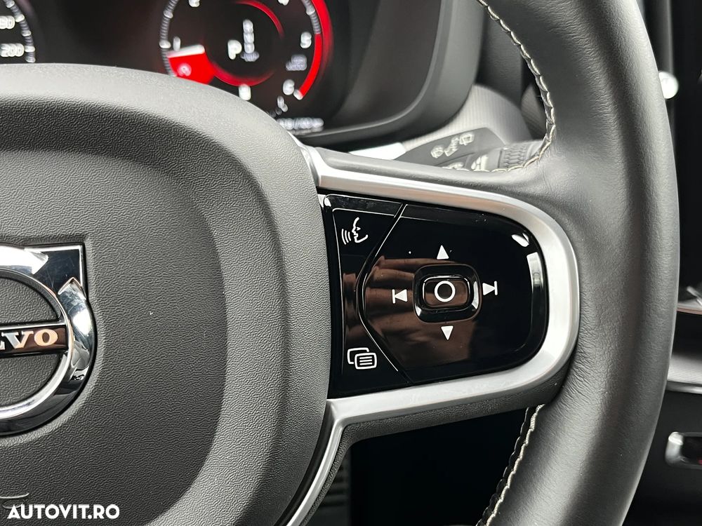 Volvo XC 60 B4 MHEV AT8 FWD R-Design - 17