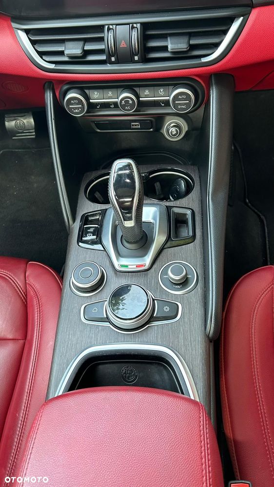 Alfa Romeo Giulia 2.0 Turbo 16V AT8-Q4 Veloce - 12