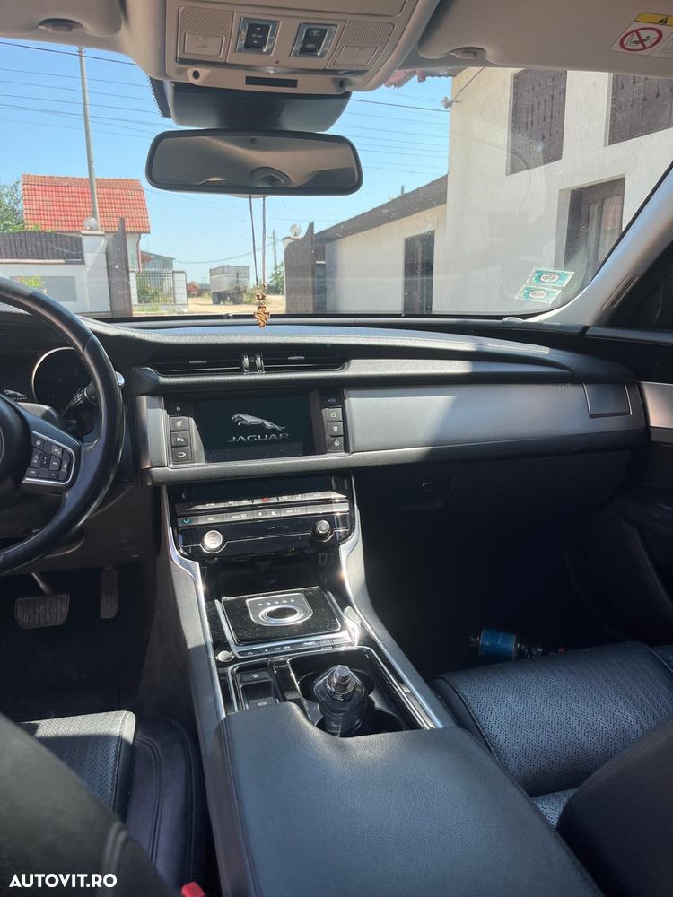 Jaguar XF 20d RWD Prestige - 4
